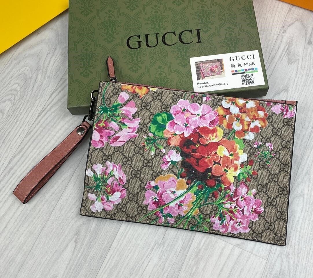 3174939265.jpg Gucci Women GG Supreme Bloom Floral Clutch Bag In Burgundy Color - Image 1