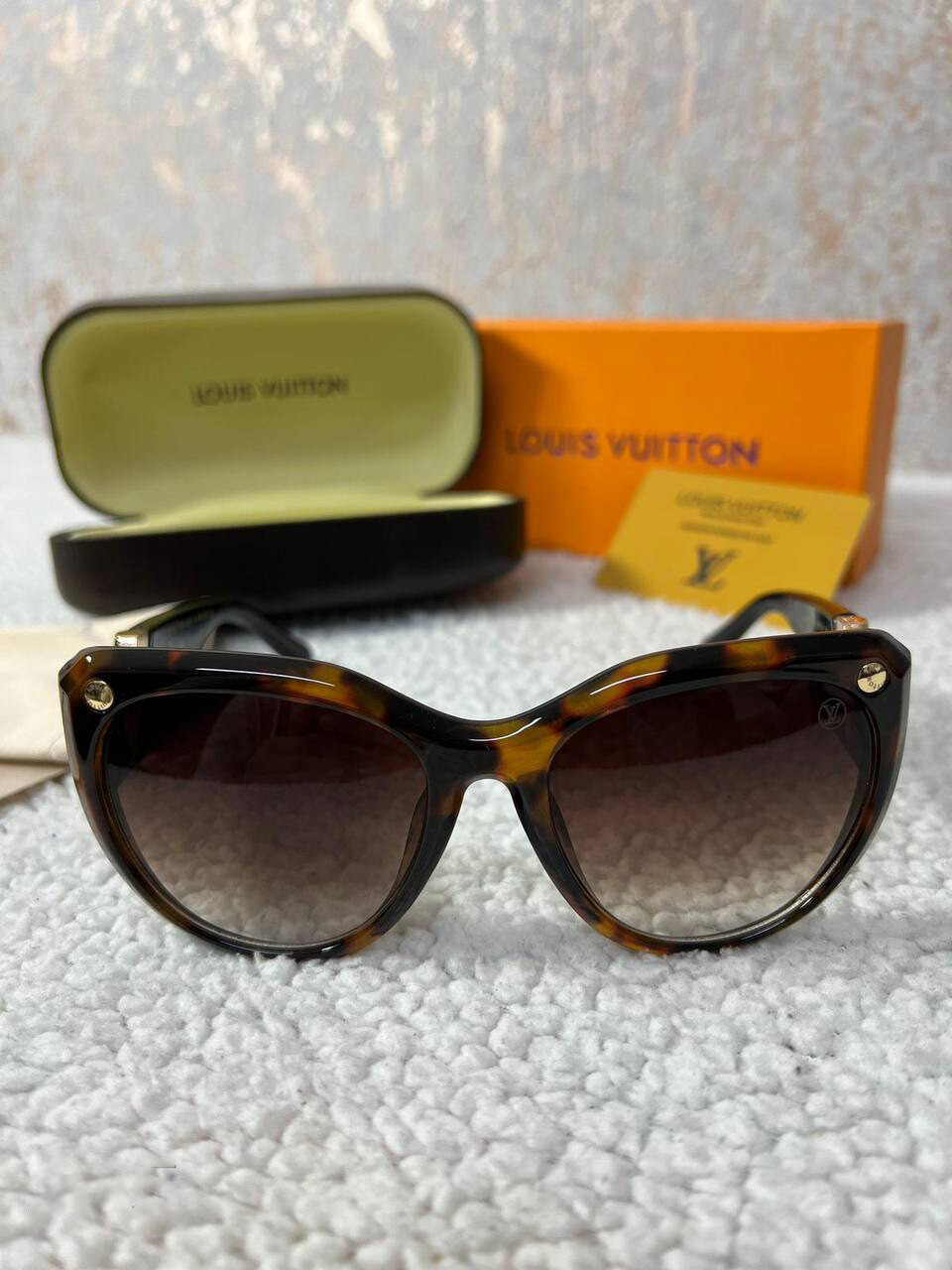 3583636305.jpg Louis Vuitton Men's Women's Round Frame Classy Sunglasses - Image 1