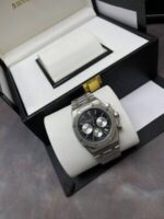 Audemars Piguet Royal Oak Selfwinding Chronograph Watch with Silver Strap - Image 2