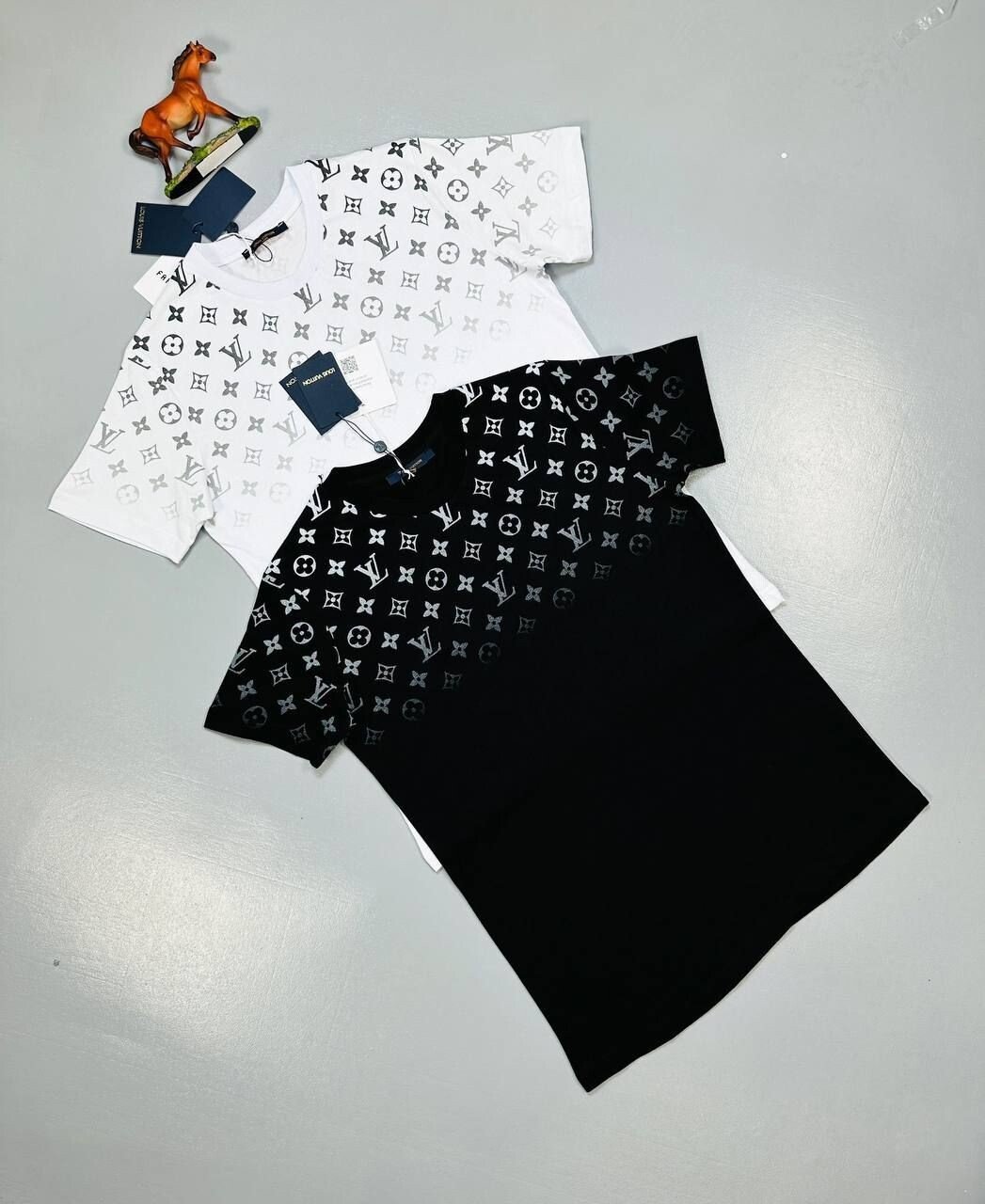 4263249705.jpg Louis Vuitton Men's Women's LV Monogram Gradient T-shirt - Image 1