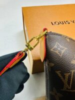 Louis Vuitton Logo Printed Cross Body Women's Bags in 2 Colors - Image 5