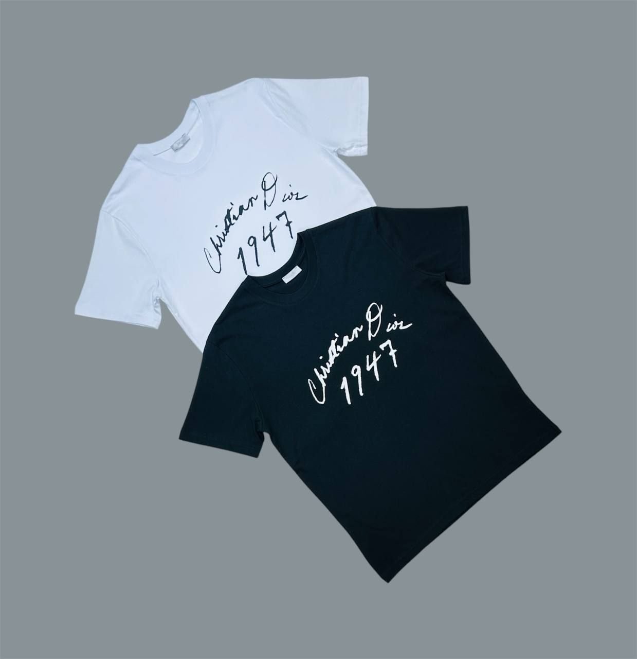 5072372523.jpg Dior Signature Relaxed Fit T-Shirts For Men's in 2 Colors - Image 1